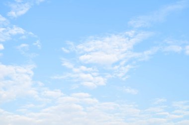 Sabahları mavi gökyüzü ve bulut