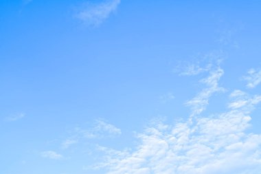 Sabahları mavi gökyüzü ve bulut