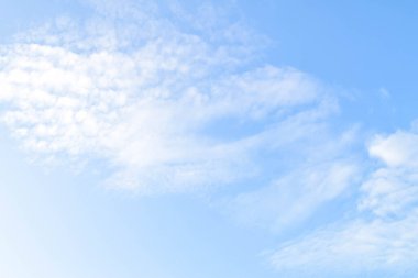 Sabahları mavi gökyüzü ve bulut