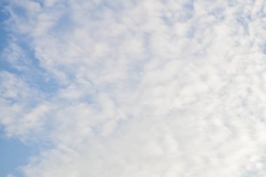 Sabahları mavi gökyüzü ve bulut