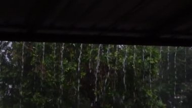 Fırtına sırasında çatıdan yağan yağmur.
