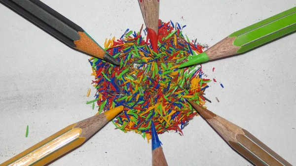 Renkli kalemle sanat çalışması