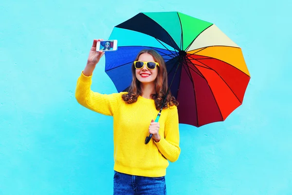 Модная симпатичная улыбчивая женщина с цветными пуговицами, принимающая аутоиммунные препараты — стоковое фото