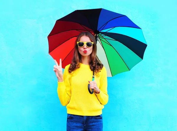 Moda mulher muito legal segurando guarda-chuva colorido no outono da — Fotografia de Stock