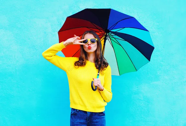 Moda mulher muito legal segurando guarda-chuva colorido no outono da — Fotografia de Stock