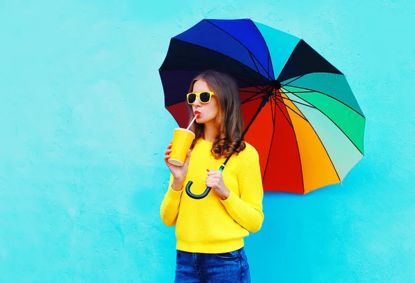 Moda mulher bonita com copo de suco de frutas frescas e umb colorido — Fotografia de Stock