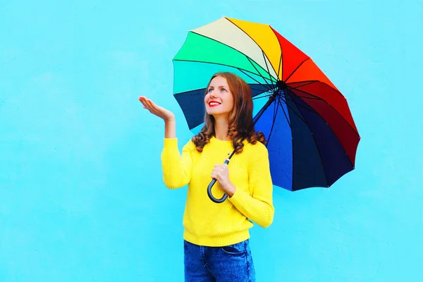 Счастливая улыбающаяся женщина с красочным зонтиком в осенний день выглядеть — стоковое фото