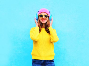 Moda oldukça serin gülümseyen kız kulaklık müzik dinlerken