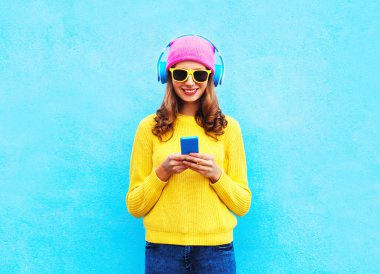 Moda güzel kaygısız kadın müzik kulaklık dinleme