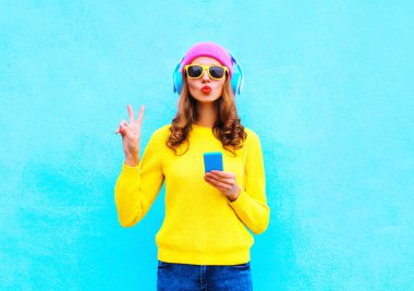 Moda güzel kaygısız kadın müzik kulaklık dinleme
