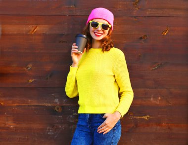 Kahve fincanı içinde renkli clo tutan portre oldukça gülümseyen kadın