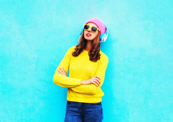 Mode coole Mädchen mit Kopfhörern Musik hören, die Farbe trägt — Stockfoto