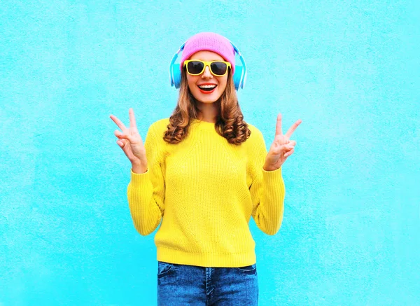 Moda muito legal sorrindo menina em fones de ouvido ouvindo musi — Fotografia de Stock