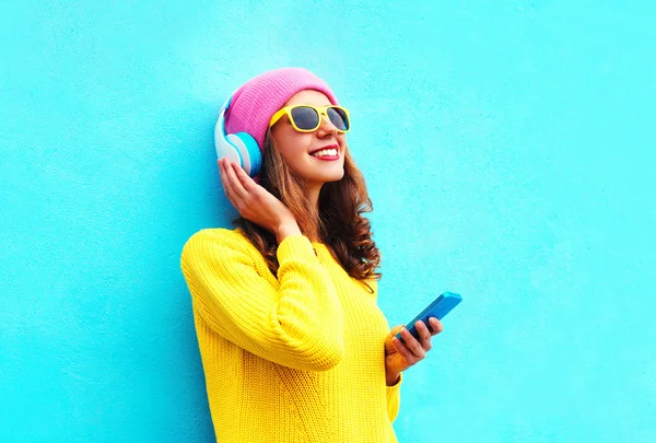 Moda muito doce menina despreocupada ouvir música no headpho — Fotografia de Stock