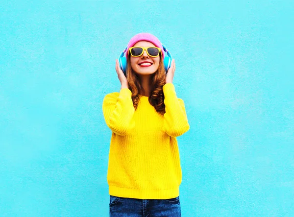 Ziemlich cool lächelndes Mädchen, das Musik im Kopfhörer hört — Stockfoto