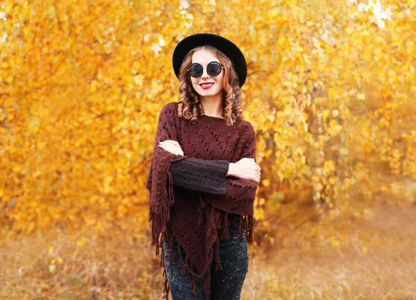 Autumn fashion portrait pretty smiling woman wearing black hat s — Stock Photo, Image