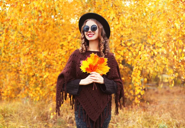 Мода в осінніх кольорах! портрет усміхненої жінки в чорному — стокове фото