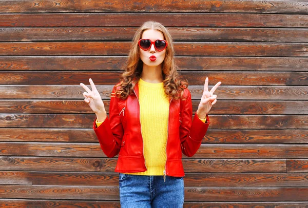 Krásná mladá žena na podzim s červeným koženým kabátem — Stock fotografie