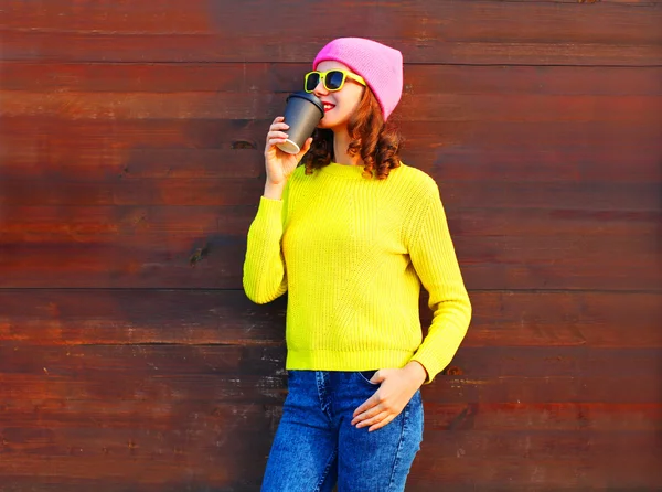 Moda retrato menina legal com xícara de café em roupas coloridas o — Fotografia de Stock