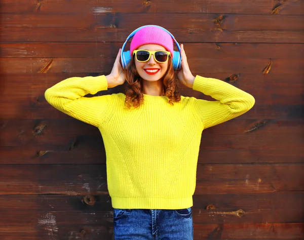 Mode pretty cool glimlachend meisje geniet van het luisteren naar muziek in — Stockfoto