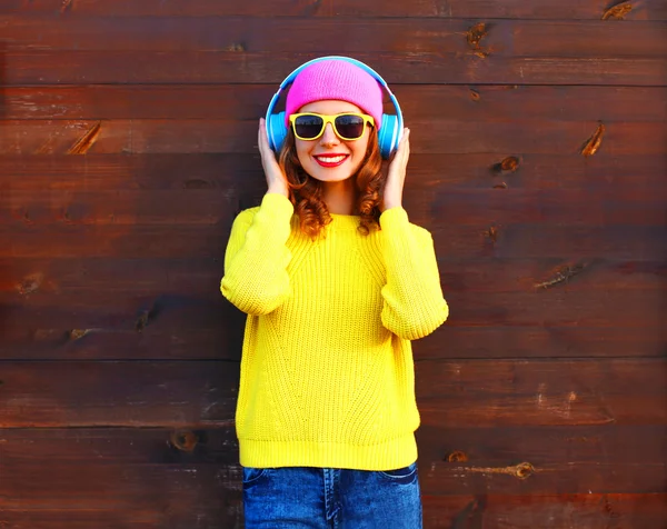 Moda muito legal sorridente menina ouvindo música no fone de ouvido — Fotografia de Stock