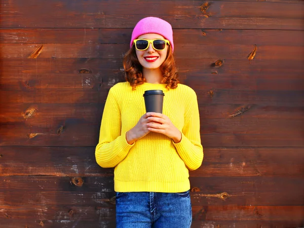 Moda muito sorridente mulher segurando xícara de café em coágulo colorido — Fotografia de Stock