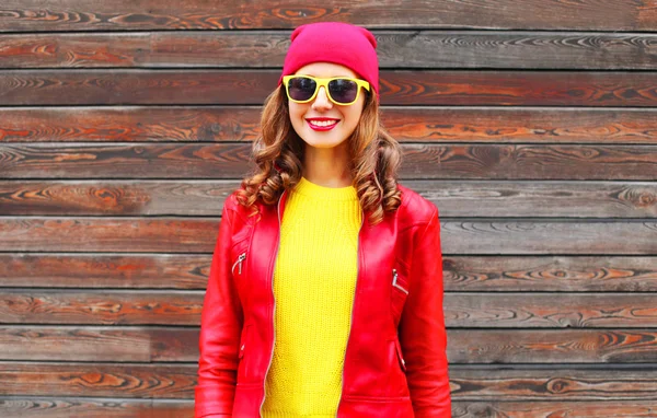 Módní docela usměvavá žena nosí červenou koženou bundu klobouk v — Stock fotografie