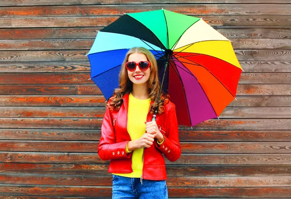 秋の da のカラフルな傘ではかなり笑顔の女性をファッションします。 — ストック写真