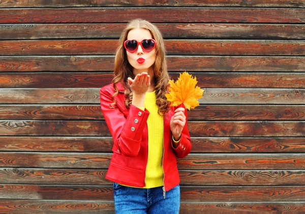 Moda bonita joven mujer envía aire dulce beso con amarillo mapl —  Fotos de Stock