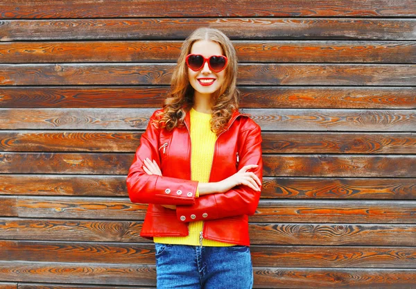 Muito jovem sorrindo mulher vestindo uma jaqueta de couro vermelho em autum — Fotografia de Stock