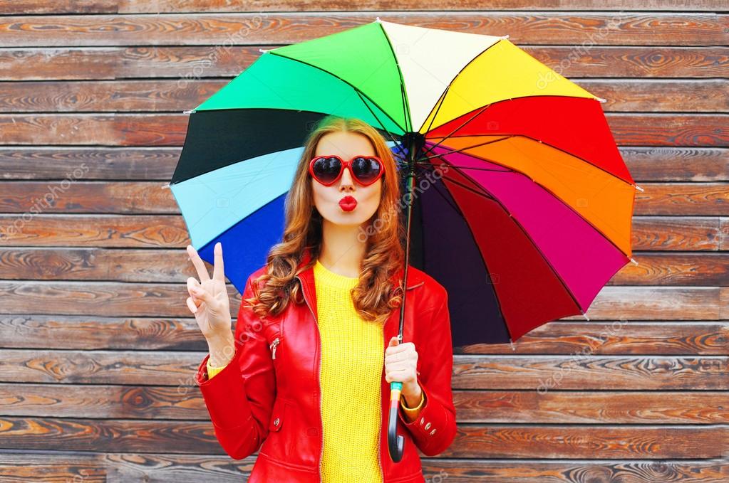 Moda mujer bonita con paraguas de colores en el día de otoño más fotografía de © Rohappy #126616044 | Depositphotos