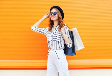 Zarif genç gülümseyen kadın manken alışveriş torbaları wea ile