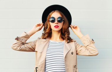 Moda portre güzel kadın siyah bir şapka kırmızı dudaklar 