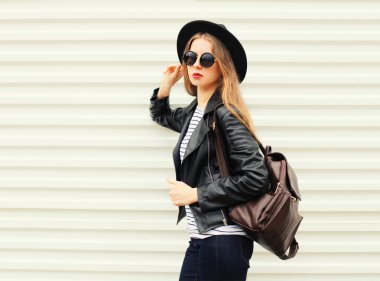 Moda siyah rock tarzı üzerinde poz genç ve güzel kadın modeli