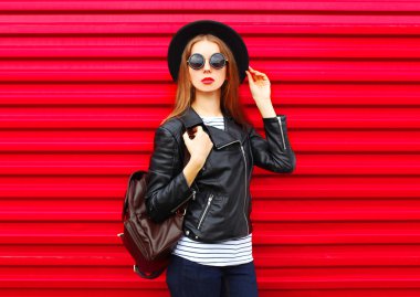 Moda siyah rock tarzı üzerinde poz genç ve güzel kadın modeli