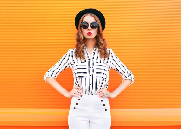 Fashion pretty glamour woman wearing a black hat sunglasses whit — Stock Photo, Image