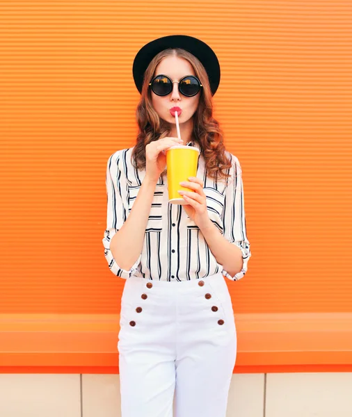 Mode hübsche Frau Modell mit frischem Fruchtsaftbecher tragen bl — Stockfoto