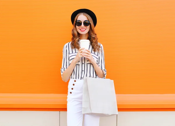 Fashion pretty young smiling woman model with shopping bag holdi — Stock fotografie