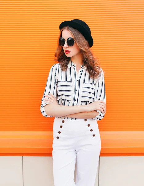 Pretty fashion woman model wearing black hat sunglasses white pa — ストック写真