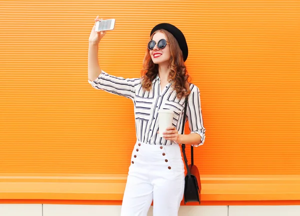 Modelo de mujer joven de moda tomando foto autorretrato en smartph — Foto de Stock