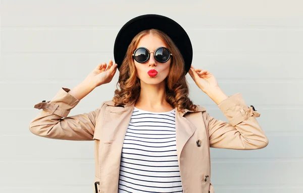 Fashion portrait pretty sweet young woman blowing red lips weari — Stock fotografie