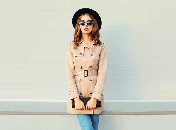 Modelo de mujer bonita moda con un abrigo de sombrero negro y bolso de mano — Foto de Stock