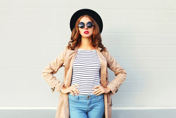 Fashion pretty woman with red lips wearing a black hat sunglasse — Stockfoto