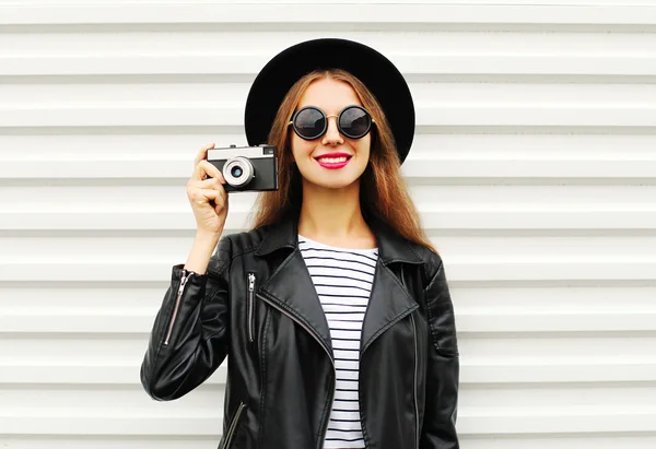 Mode-Look, hübsche junge Frau Modell mit Retro-Filmkamera wir — Stockfoto