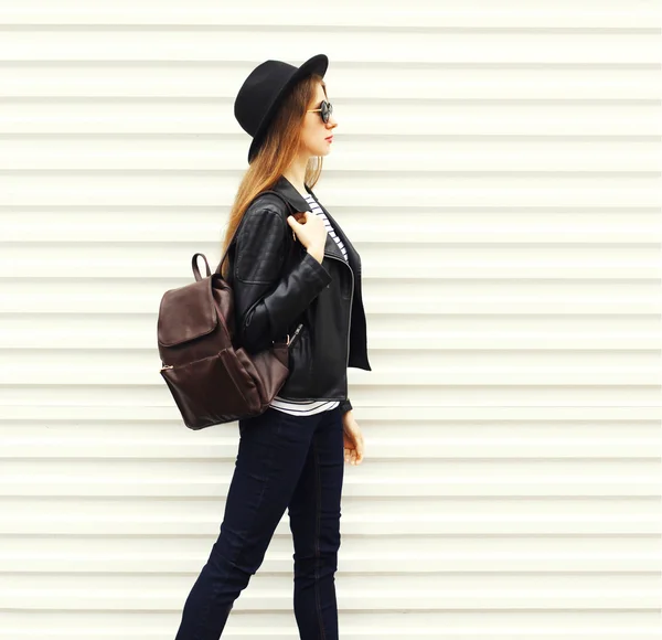 Moda joven mujer en estilo rock negro caminando en la ciudad sobre emp — Foto de Stock