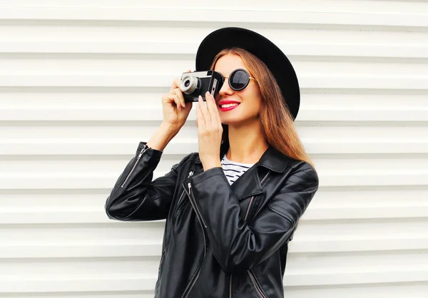 Fashion look, pretty young woman model with retro film camera we — Stockfoto