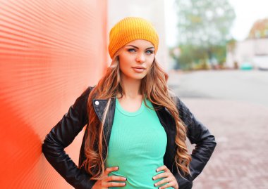 Üzerinde renkli kırmızı ceket şapka giyen genç ve güzel kadın moda 