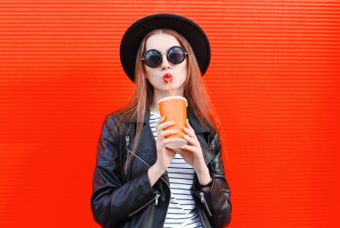 Genç kadın moda içecekler taze meyve suyu fincan siyah r