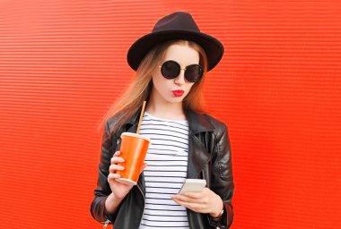 Genç ve güzel kadın rock Siyah tarzında Smartphone kullanarak moda 