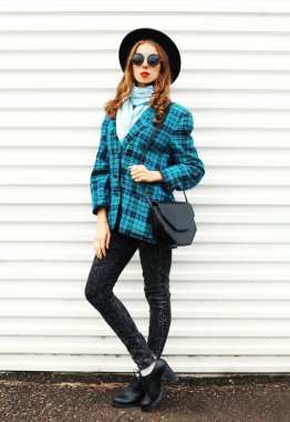 Genç ve güzel kadın giyiyor moda siyah şapka kareli ceket jack